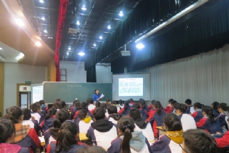 我校刘琳老师应邀在市高中语文研讨会开设示范课