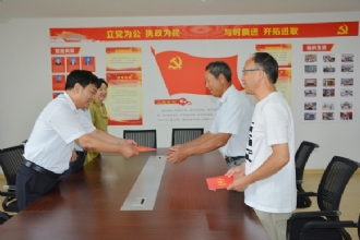 1888855│市教育局领导“七一”前夕莅临我校为党员送温暖