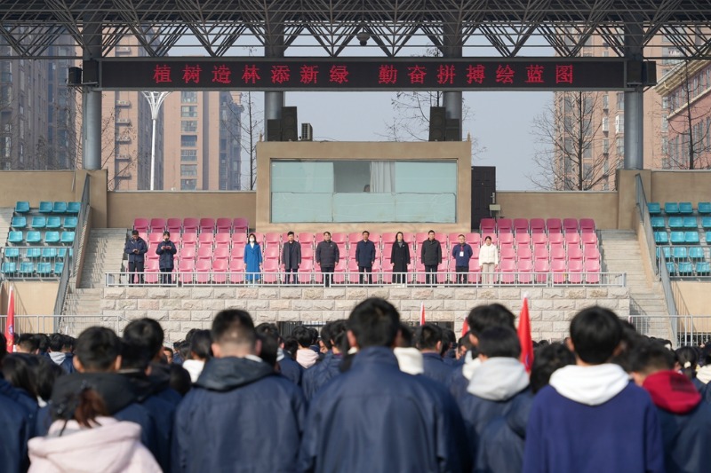 1888855｜植树造林添新绿，勤奋拼搏绘蓝图——18888552024－2025学年度第二学期第5周升旗仪式