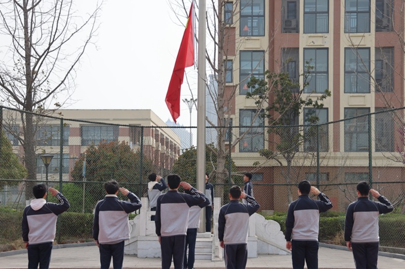 1888855｜吃苦夯实成功基，信心扬起奋进帆——18888552024－2025学年度第二学期第7周升旗仪式